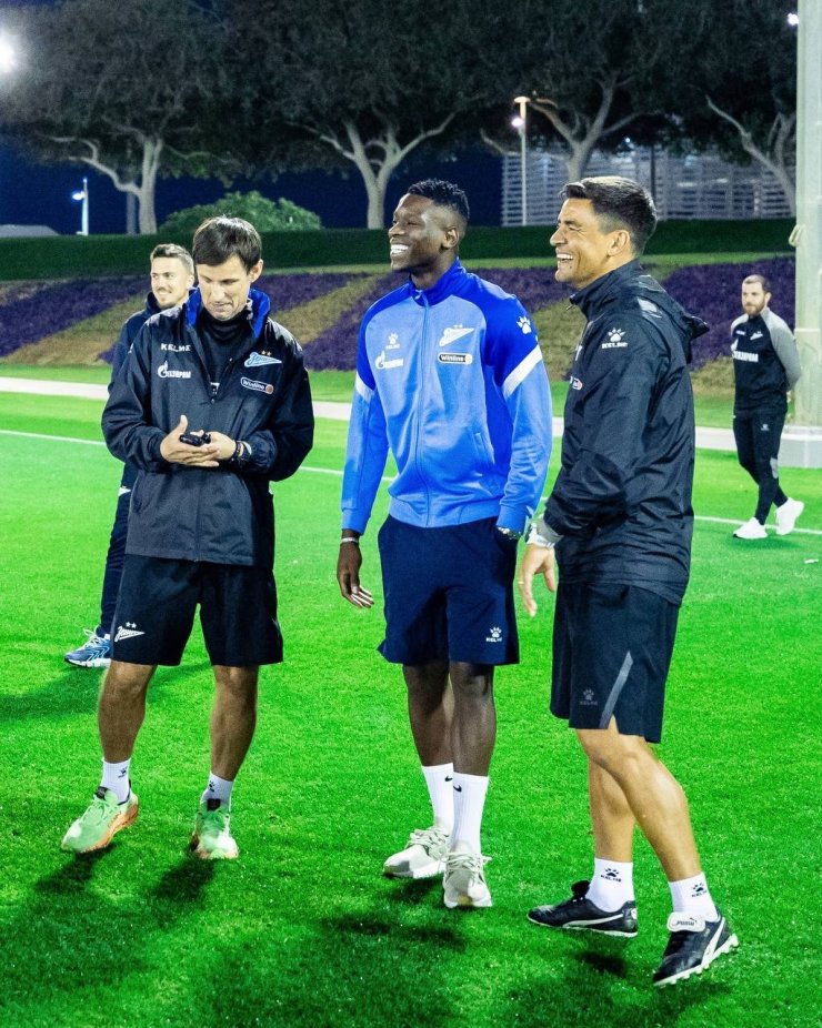 Le nouveau venu du Zenit, Luis Enrique, est arrivé au camp d'entraînement du Zenit