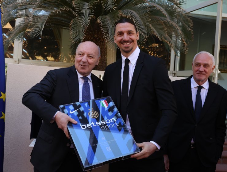 Le président de l'Inter à Riyad a remis à Ibrahimovic un t-shirt du club