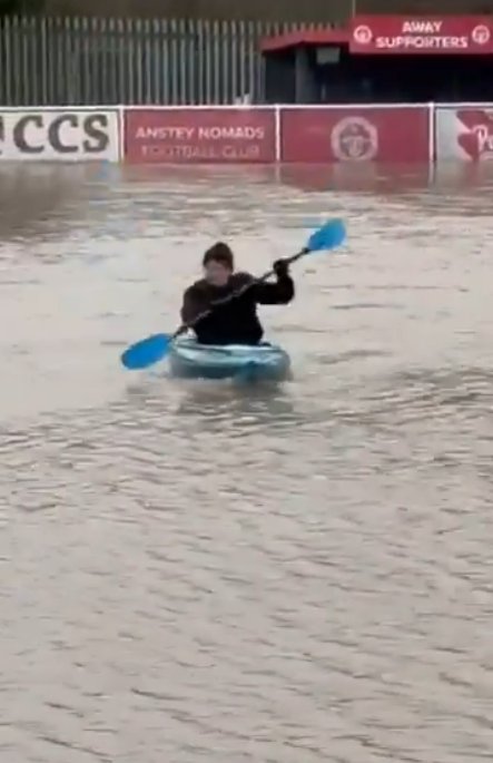 Le propriétaire d'un club hors championnat a traversé en kayak un champ inondé