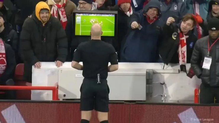 Les fans de Nottingham ont remis de l'argent à l'arbitre tout en regardant VAR
