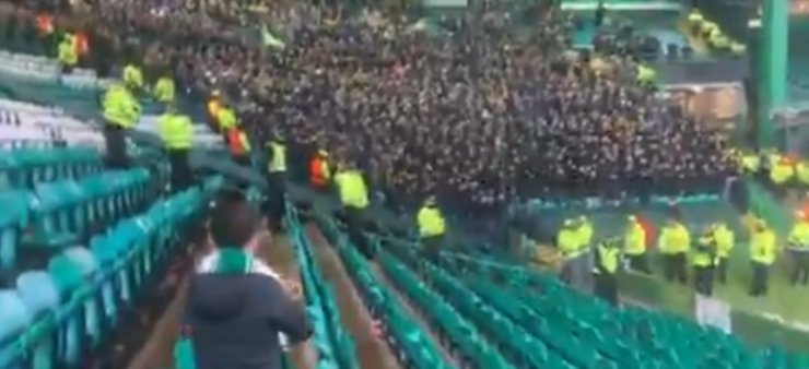 Les fans des Young Boys échangent leurs salutations avec un jeune fan du Celtic
