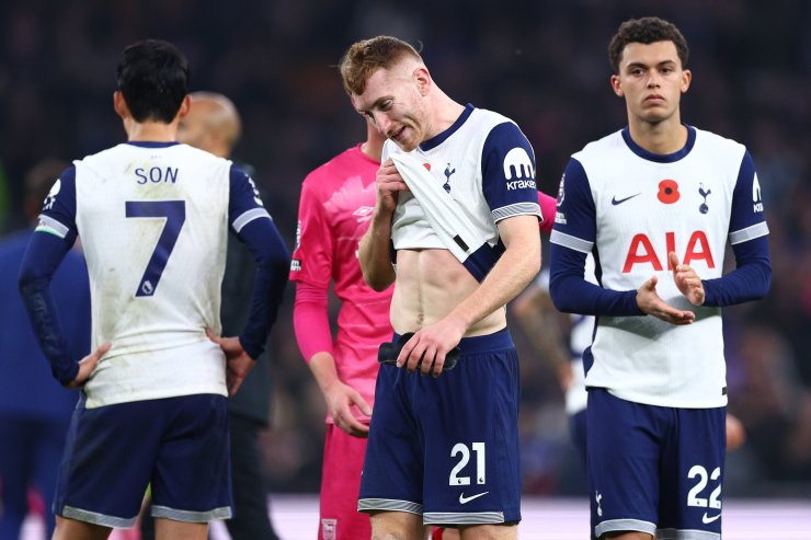 Les rivaux détruisent Tottenham exsangue. Mais la démission du coach Postecoglou serait une erreur