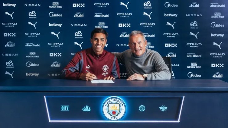 Manchester City a annoncé le transfert du défenseur Reis, 19 ans