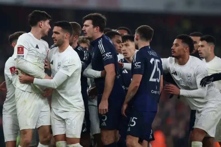 Manchester United a éliminé Arsenal de la FA Cup. Le match comprenait une suppression, une simulation et des pénalités manquées