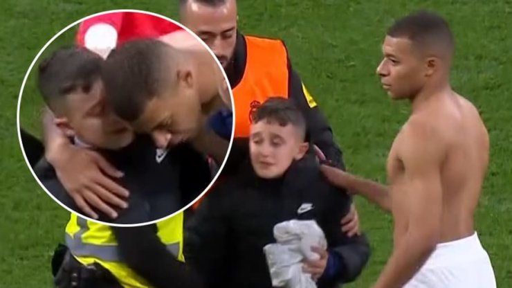 Mbappe a donné le T-shirt à un jeune fan arrêté sur le terrain par la sécurité