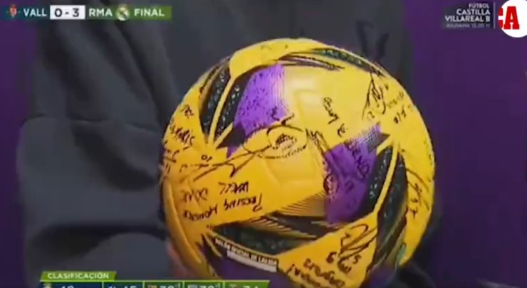 Mbappe a montré le ballon signé par ses coéquipiers après un triplé pour le Real Madrid