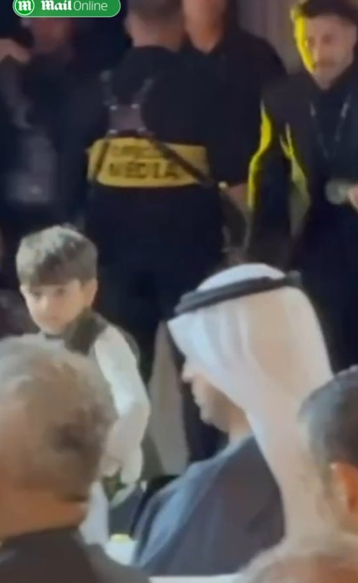 Ronaldo a signé un T-shirt et un ballon pour un enfant arrêté par la sécurité