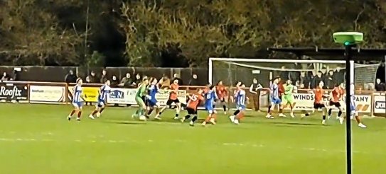 En Angleterre, le gardien de but a égalisé le score à la 90 + 4e minute avec un «ciseaux» avec un coup