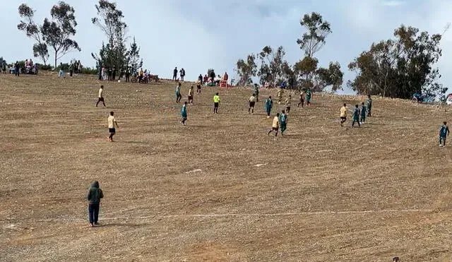 La vidéo du match de la Coupe du Pérou est devenue virale en raison d'une pente impressionnante du terrain