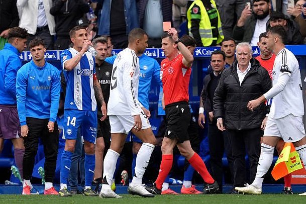 Kilian Mbappe a reçu un carton rouge du juge Cezar Soto Grado