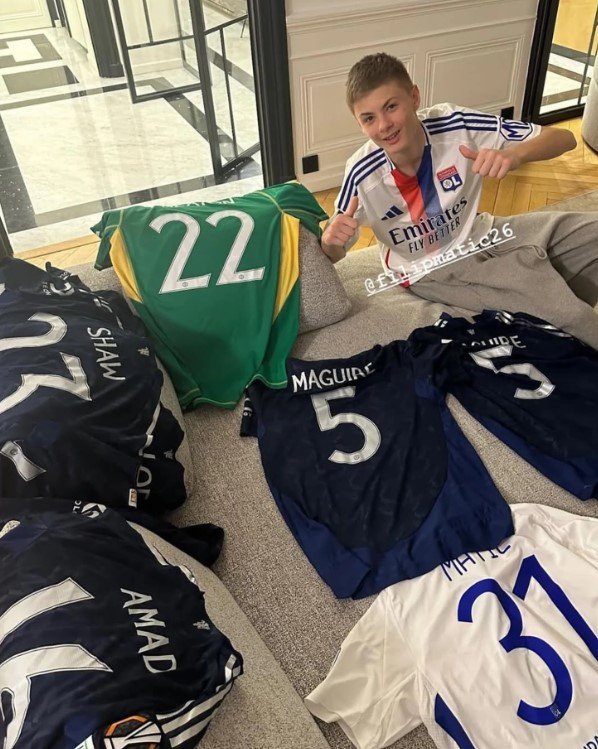 Matich a donné à son fils une collection de t-shirts Mu après le match de la Ligue Europa