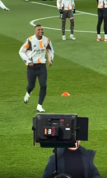 Mbappe a chaleureusement salué Henri avant le match avec Arsenal