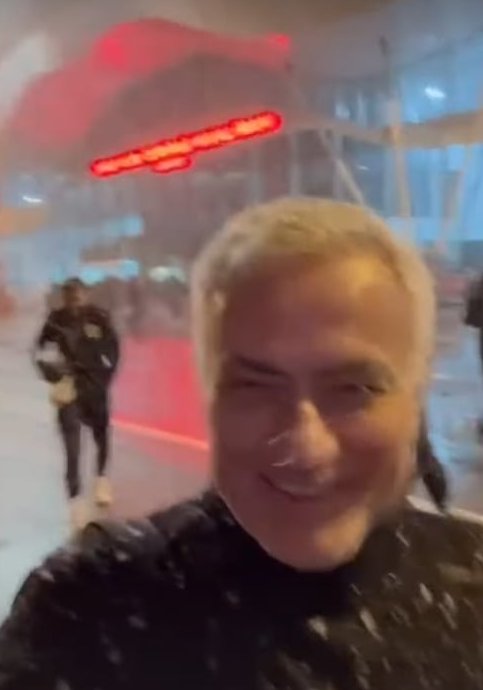 Mourinho a montré comment il va aux chutes de neige avec l'équipe à l'avion