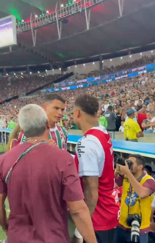 Neymar et Tiago Silva se sont chaleureusement salués avant le match