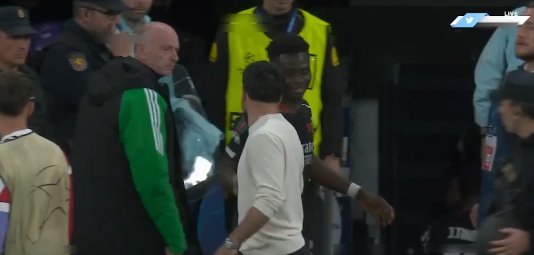 Sak et Karvhal ont eu une escarmouche pendant la pause du match «réel» et «arsenal»