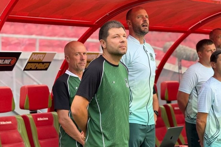 Murad Musaev (au centre)