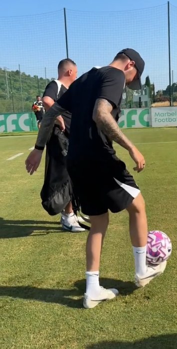 L'entraîneur-chef de Brighton a montré des compétences de football en formation