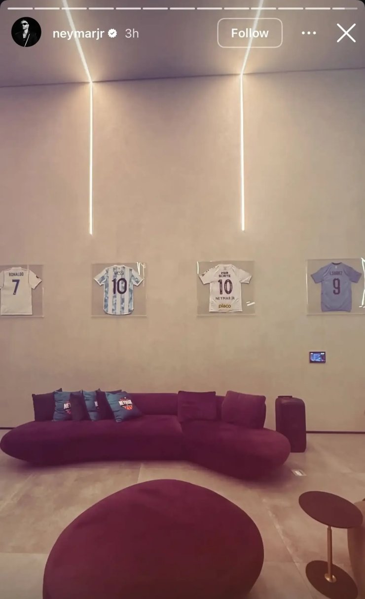 Neymar a mis T -shirts Ronaldo, Messi et Suareza